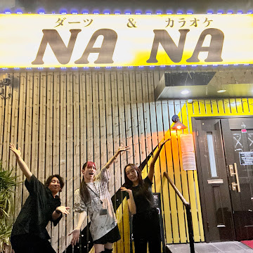 MIX BAR NANAの外観前で撮影したスタッフのグループ写真