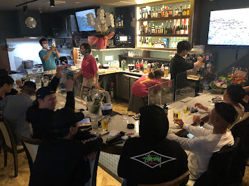 MIX BAR NANAでカラオケと飲み放題を楽しむ店内パーティーの様子